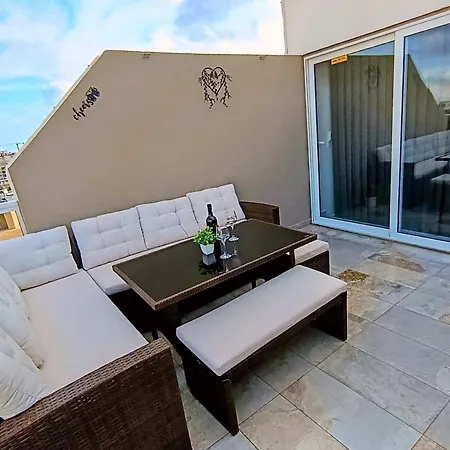 New White Lotus Penthouse 13 St Pauls Bay Malta Apartmán